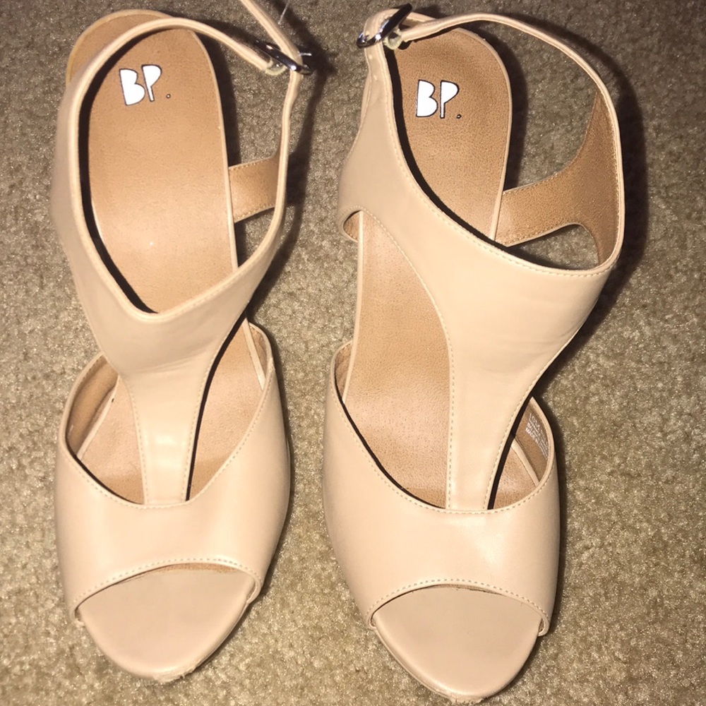 Tan wedges!